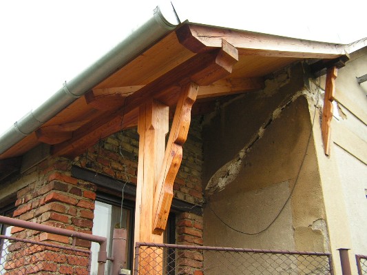 vyřezávané konce krovu.jpg