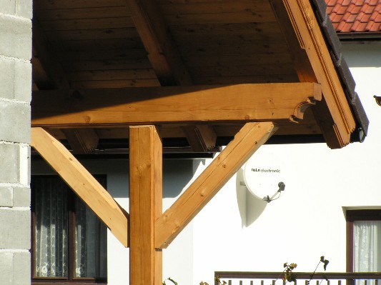 vyřezávané konce krovu (3).jpg